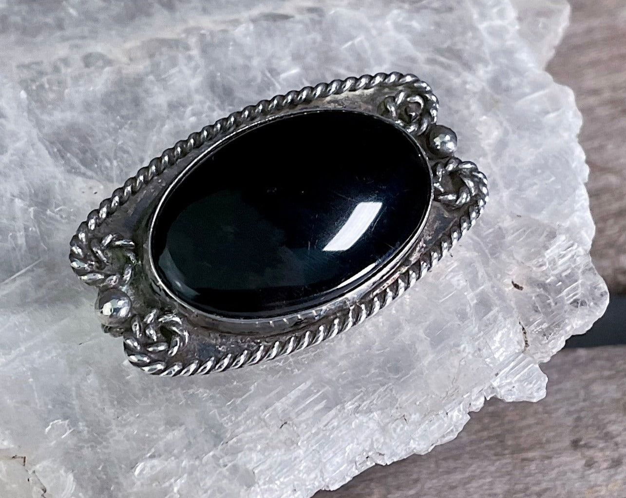 925 Sterling Silver Antique Black Onyx Gem Ornate Design Pin
